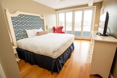 Ένα ή περισσότερα κρεβάτια σε δωμάτιο στο 84 Main by Capital Vacations