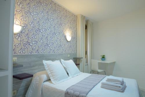 Una cama o camas en una habitación de Nersan