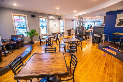 un ristorante con tavoli e sedie in una stanza di 84 Main by Capital Vacations a Kennebunk