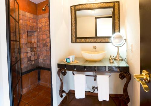a bathroom with a sink and a mirror at Hotel Herencia By Hosting House in Morelia