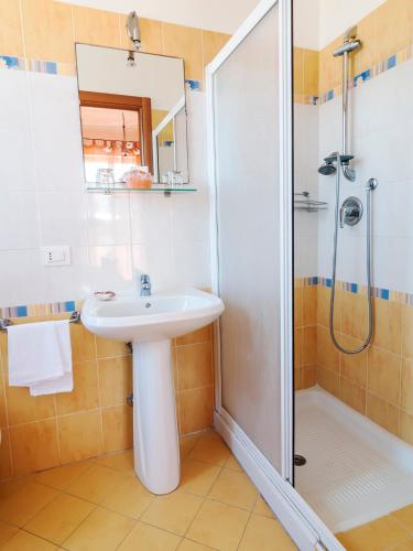 a bathroom with a sink and a shower at La Casa degli Artisti 1 in Nettuno