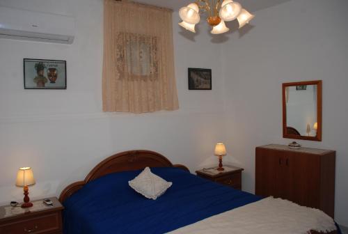 Tempat tidur dalam kamar di Kanarinis Apartments