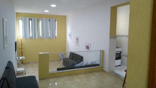 阿拉亚尔-杜卡布Acomodações Araujo的客厅里设有大型鱼缸