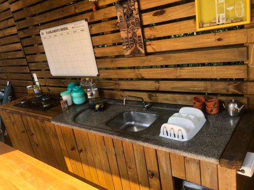 um balcão de cozinha com um lavatório numa cabina em Pousada Ondas de Floripa em Florianópolis