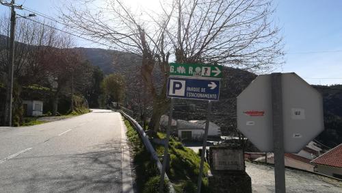 a street sign on the side of a road at Casa da Fonte Sagrada in Loriga