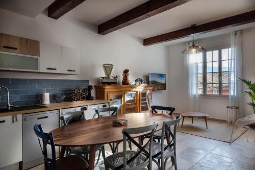 une cuisine avec une table et des chaises en bois dans l'établissement La terrasse de Tiss, à Bédoin