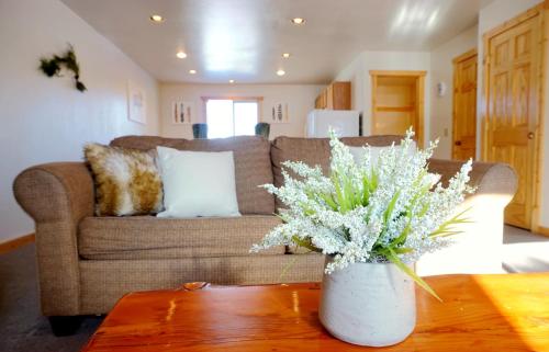 Ruang duduk di The Aspen Condos