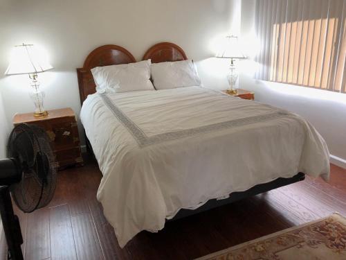 Ліжко або ліжка в номері Hollywood Hills private room
