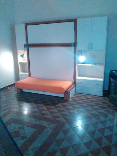 Habitación con cama en la esquina de una habitación en Casa indipendente, en Fiumefreddo di Sicilia