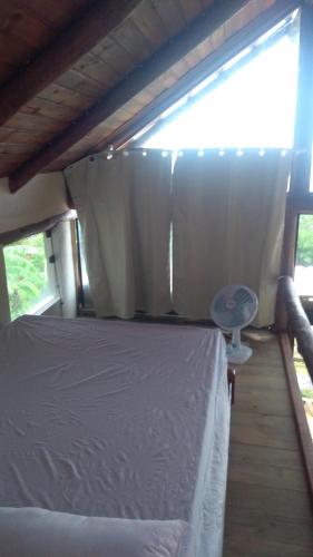 a bedroom with a bed and a window at Mirante in Trindade