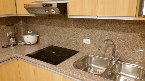 a kitchen counter top with a sink and a sink at Condominio La Victoria, Departamento en Cuenca 4 in Cuenca