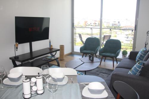 Perfect Location @ High Towers Elite Angelopolisにあるテレビまたはエンターテインメントセンター