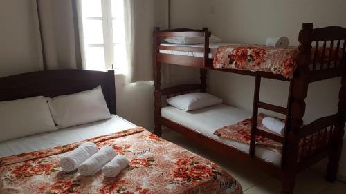 a room with two bunk beds and a bed at Suítes Xodo Tour in Arraial do Cabo