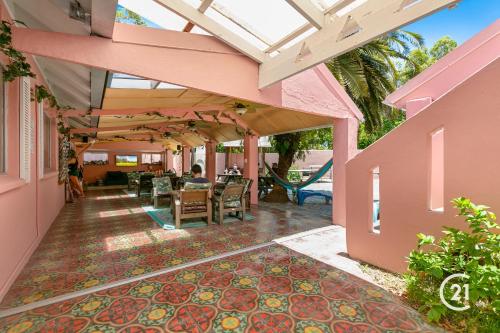 Casa rosa con techo de cristal y patio en Dolphins Backpackers, en Sunshine Beach