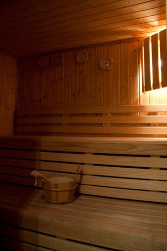 a tub sitting in the inside of a sauna at Capsis Hotel Thessaloniki in Thessaloniki
