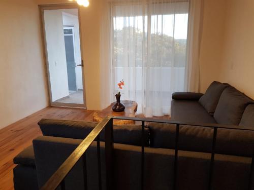 a living room with a couch and a mirror at Cabaña Eucalipto 32 in Mazamitla