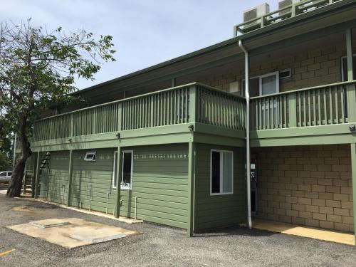 een groen gebouw met een balkon erboven bij House of Tonga in Nuku‘alofa