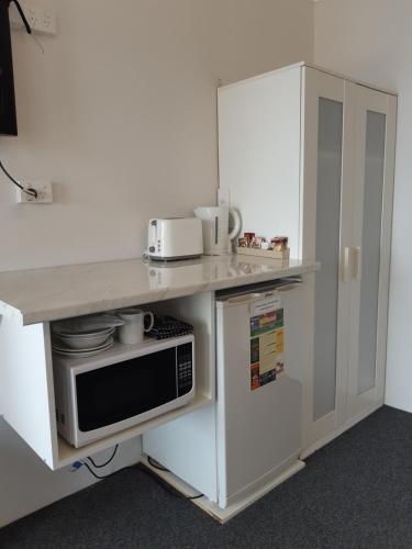 Econo Lodge Chaparral Motel Ballinaにあるキッチンまたは簡易キッチン