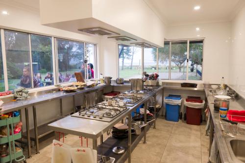 una gran cocina con muchos mostradores y ventanas en Dunsborough Beachouse YHA, en Dunsborough