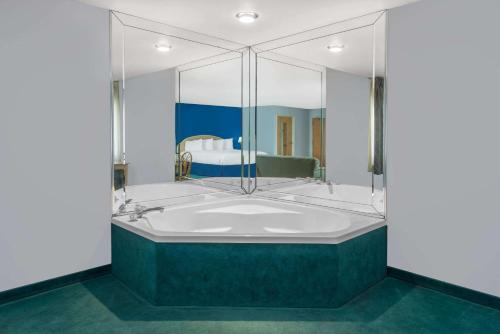 Bathroom sa Days Inn by Wyndham Osage Beach Lake of the Ozarks