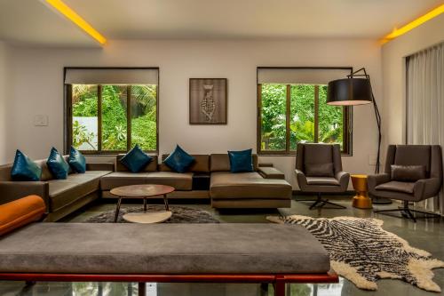 Ein Sitzbereich in der Unterkunft Ashore by Vista, Beachfrom 6BHK, ultra luxurious with Infinity pool, SPA at Morjim