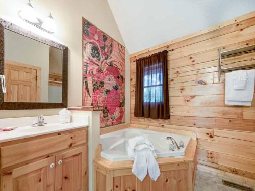 Salle de bains dans l'établissement Artistic Mountain, 2 Bedrooms, Sleeps 8, Hot Tub, Mtn View, Jetted Tub