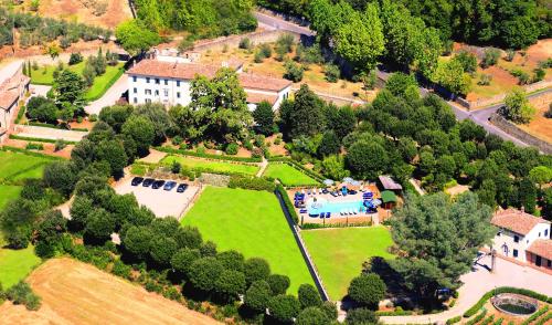 een luchtzicht op een herenhuis met een tuin en een zwembad bij Cortona Resort & Spa in Cortona