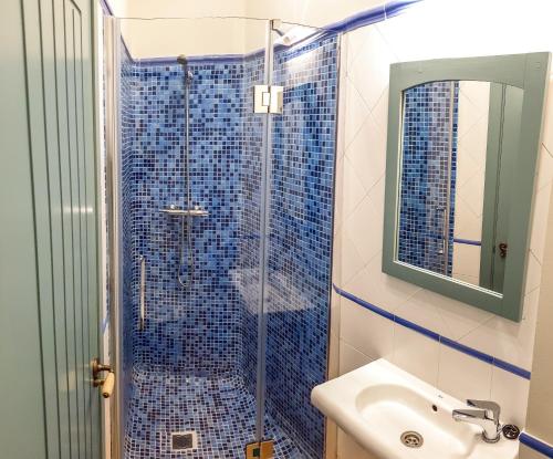 łazienka z prysznicem i umywalką w obiekcie Turistic Apartment Sevillanos SL w Sewilli