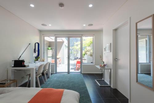 - une chambre avec un lit, un bureau et une table dans l'établissement Stunning Views To Beat Lockdown Blues, à Sydney