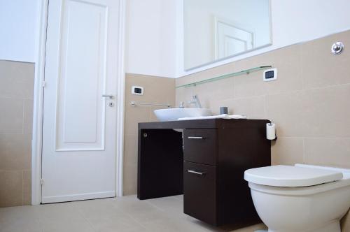 ナポリにあるCivico Vesuvio B&Bのバスルーム(トイレ、洗面台、鏡付)