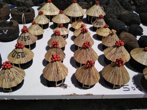 a display of straw cupcakes on a table at Ciza e Rose in Portela