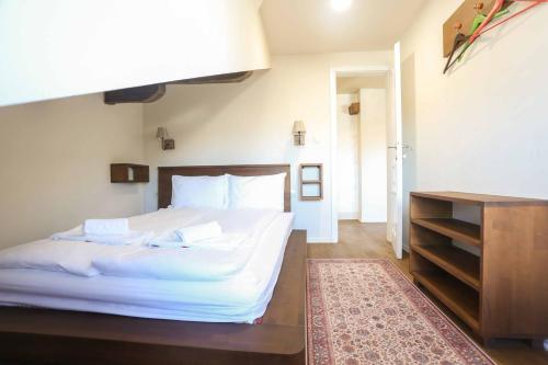 Un pat sau paturi într-o cameră la Apartments Salim