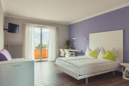 - une chambre avec un lit et une chambre avec un balcon dans l'établissement B&B Toblerina, à Ascona