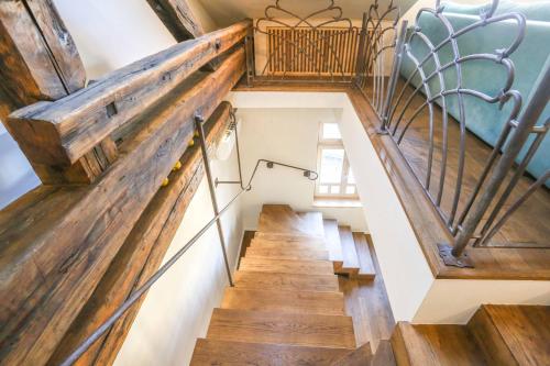una escalera en una casa con suelo de madera en Apartments Salim, en Sarajevo