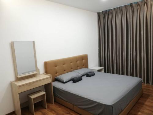 Un pat sau paturi într-o cameră la Vivacity Jazz3 Apartment Kuching 126