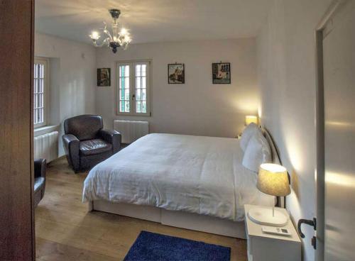 um quarto com uma cama, uma cadeira e um candeeiro em Villa Contarini B&B em Veneza-Lido