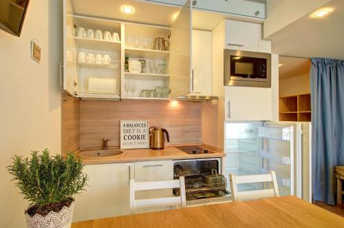 Кухня или мини-кухня в Loftas Nidos centre

