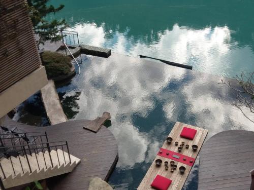 an overhead view of a pool of water with benches at Volando Urai Spring Spa & Resort in Wulai