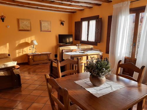 cocina y comedor con mesa de madera en Alojamiento Rural Tres Palacios, en Molina de Aragón