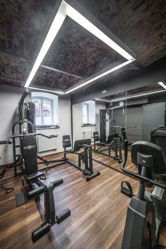 Das Fitnesscenter und/oder die Fitnesseinrichtungen in der Unterkunft Arche Hotel Tobaco Łódź