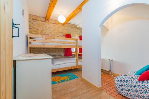 Habitación pequeña con litera y cocina en Chalet GoSlo, en Srpenica