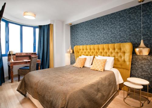 Posteľ alebo postele v izbe v ubytovaní Marbella Center Beachfront with Private Patio