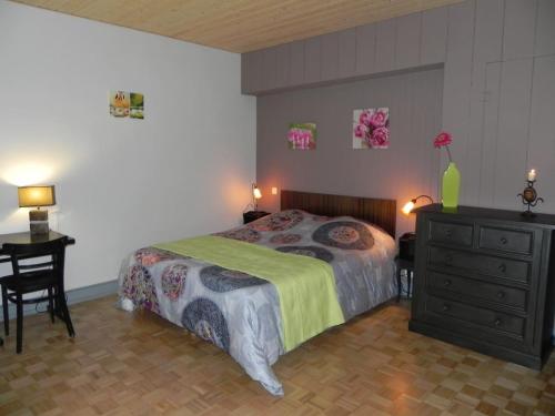 Una cama o camas en una habitación de GITE D OMBELINE