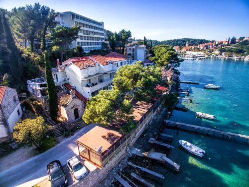 uma vista aérea de um rio com barcos na água em Apartments Boras em Cavtat