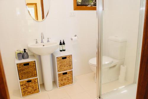 ein weißes Badezimmer mit Waschbecken und Toilette in der Unterkunft Nagoondie Studio in Healesville