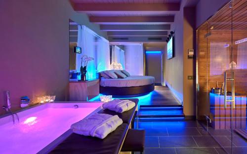 a room with two beds and a bath tub at Hotel Locanda Al Piave ***S in San Donà di Piave