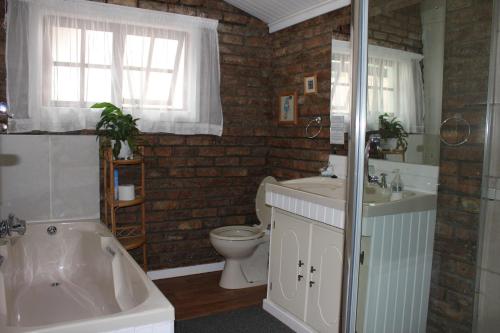 Salle de bains dans l'établissement The Sabie Town House Guest Lodge