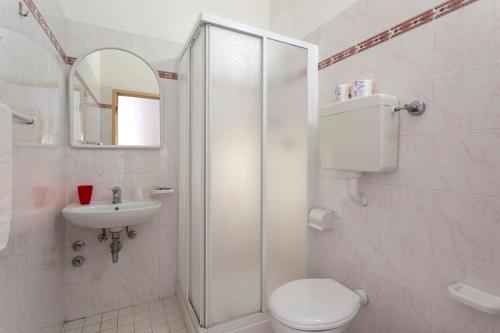 リッチョーネにあるHotel Panoramicのバスルーム(シャワー、トイレ、シンク付)