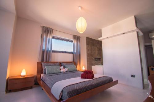 Un dormitorio con una cama con dos animales de peluche encima. en Villa Sunrise Premantura Sea View, en Premantura