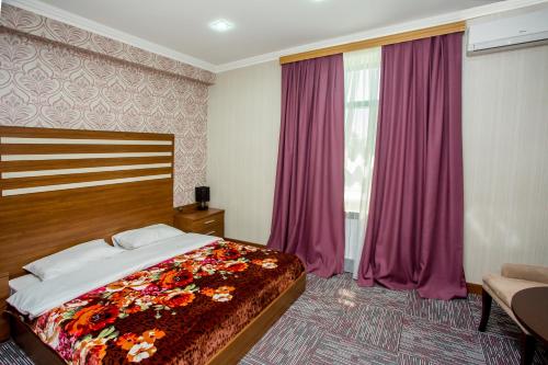 
Кровать или кровати в номере AZPETROL HOTEL SHEKI
